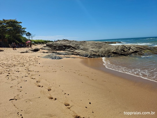 Areia escura da Praia das Areias Negras