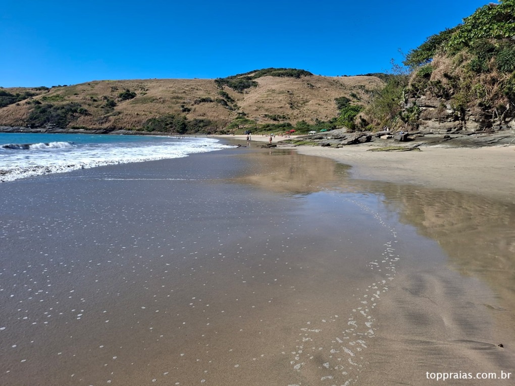 Praia Brava em Búzios com natureza exuberante