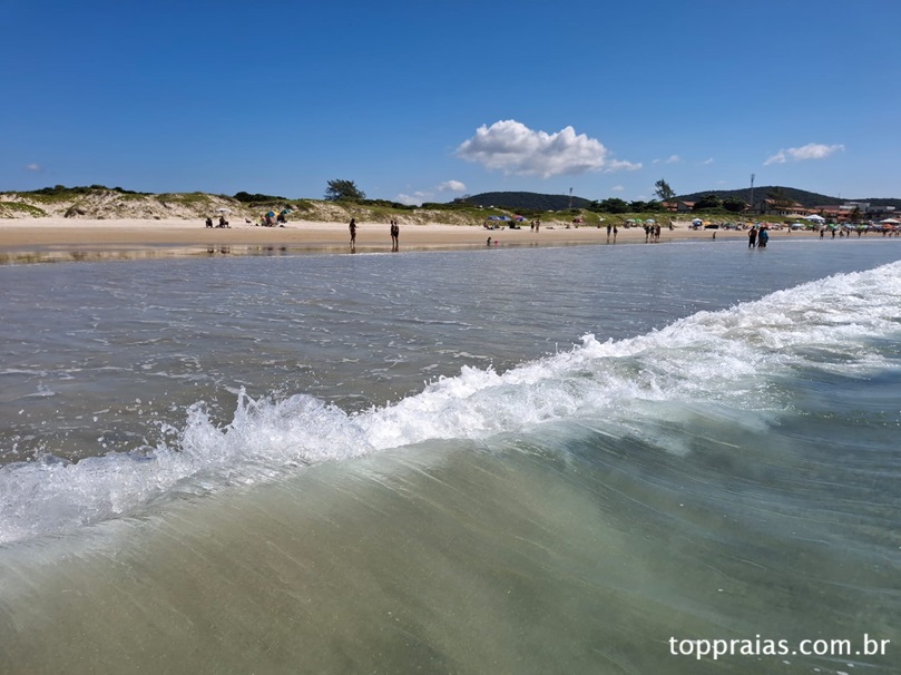 Vista panorâmica da Praia do Peró em Cabo Frio